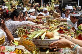 Sehari jelang Nyepi 1948: begini suasana khidmat ritual penyucian jiwa raga umat Hindu di jantung Jakarta