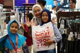 Pertamina Hulu Rokan Zona 4 ajak 20 anak yatim Prabumulih belanja baju Lebaran