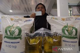 Bulog Sumbar salurkan bantuan pangan jelang Lebaran