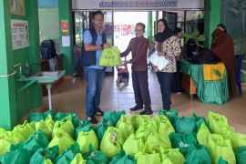 Bantu penuhi kebutuhan warga jelang hari raya, Antam Kolaka salurkan 3.500 paket sembako
