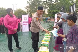 Polres Tapin salurkan 2,5 ton beras untuk 1.500 warga