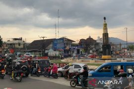 Pemudik bersepeda motor memadati jalur mudik Cianjur pada H-3 Lebaran