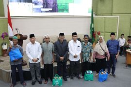 KALAM UIN Walisongo salurkan paket sembako dan gelar buka bersama warga sekitar kampus