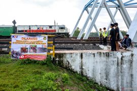 Larangan bermain di rel kereta api