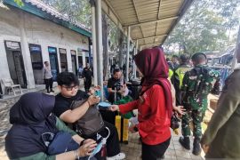 Cegah penularan penyakit, PMI Kota Tangerang bagikan masker ke pemudik