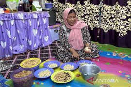 Penyintas di huntara Agam Sumbar olah bantuan sembako jadi kue Lebaran