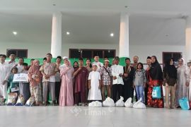 PT Timah - Pemkab Bangka Barat salurkan ratusan paket sembako