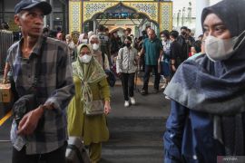 Arus mudik H-2 di Stasiun Gubeng