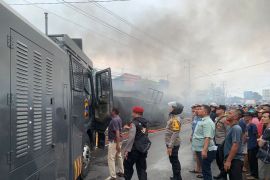 Polres Pasaman Barat kerahkan mobil AWC padamkan kebakaran ruko