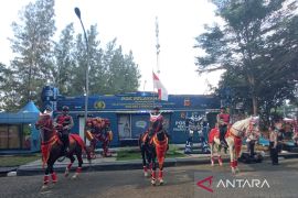 Polres Cirebon Kota mengerahkan personel berkuda hibur pemudik di tol