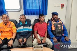 Basarnas Ambon evakuasi dua nelayan asal Sultra di Perairan Maluku