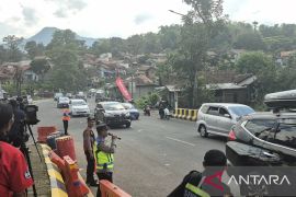 Polresta Bandung menggencarkan one-way sepenggal urai kemacetan di Nagreg
