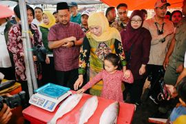 Khofifah ajak cucu ke Pasar Bandeng Gresik perkenalkan tradisi