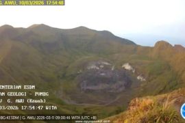 Badan Geologi berharap masyarakat dan wisatawan tak masuk radius bahaya Gunung Awu