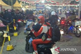 Pemudik berkostum Power Ranger curi perhatian di Pelabuhan Ciwandan