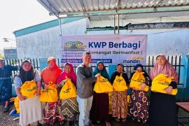 KWPsalurkan 2.000 paket sembako hingga ke pelosok desa