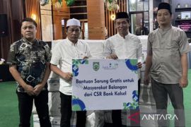 CSR Bank Kalsel bagikan 14.600 sarung untuk masyarakat Balangan