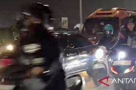 Pemudik bermotor "menyemut" di sepanjang jalan arteri hingga Pantura Karawang