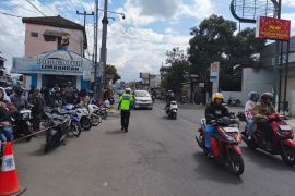 Polres Garut terus merekayasa jalur satu arah atasi kemacetan