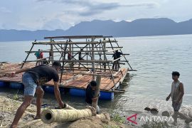 Warga terdampak bencana Agam kebut pembuatan rakik-rakik untuk Lebaran