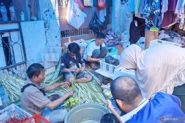 Jelang Lebaran, warga berburu kulit ketupat di Pasar Jatinegara