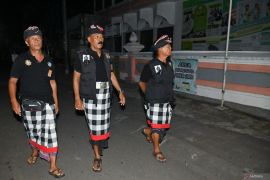 Patroli malam Pecalang di Hari Raya Nyepi di Bali