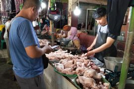 Jelang Lebaran! Ayam broiler dan cabai rawit di Mataram terbatas