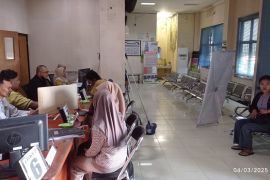 Cuti Lebaran, Puluhan warga Mataram manfaatkan layanan adminduk