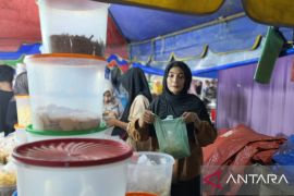 Penyintas bencana Aceh Timur jualan kue Lebaran untuk perbaiki ekonomi