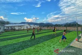 Membersihkan luka di fasilitas komplek hunian sementara