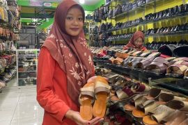 Perajin sentra kulit Magetan tambah stok guna hadapi Lebaran 2026