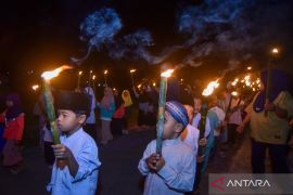 Warga terdampak bencana Agam gelar pawai obor sambut malam takbiran