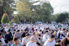 Ribuan anggota jamaah ikut salat Idulfitri di Edutorium UMS, seruan istikamah menguat