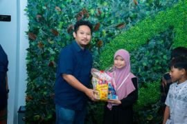 AWK Care salurkan bantuan untuk yatim piatu