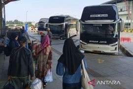 Loket bus di Terminal Pulo Gebang mulai tutup pada H-1 Lebaran