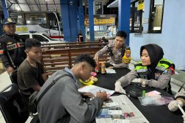 Polda Jatim beri layanan kesehatan mobile gratis bagi pemudik