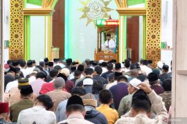 Warga Makassar padati masjid tunaikan salat Idul Fitri