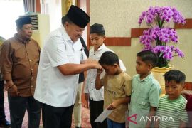 Jelang Idul Fitri, Pemkab Nagan Raya santuni 400 dhuafa dan yatim