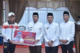 Para atlet dan pelatih berprestasi HSS terima penghargaan