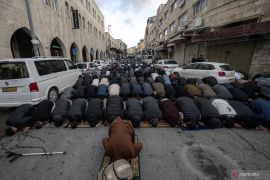 Sejumlah warga Palestina melakukan shalat Idul Fitri di jalanan Yerusalem Timur akibat penutupan Masjid Al Aqsa