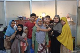 Gembira dalam remang kehidupan huntara 3x4 meter jelang Lebaran