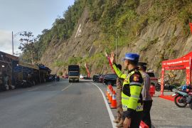 Polisi tegur pengemudi yang parkir di Fly Over Kelok Sembilan