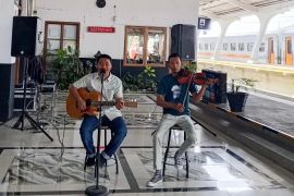 Menunggu kereta jadi lebih hangat, KAI Sumbar hadirkan musik live di Stasiun Padang