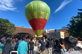 Warga meriahkan Lebaran dengan menerbangkan balon raksasa di Garut