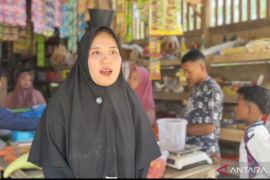 Penyintas seberang sungai dan tempu jalur darat untuk belanja Lebaran