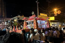 Umat Muslim takbiran arak miniatur masjid bertema Bali