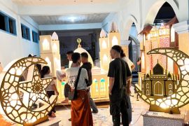 Takbiran bersih, DLH Mataram bagikan 1.250 kantong sampah