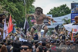 Hening yang lahir dari riuh