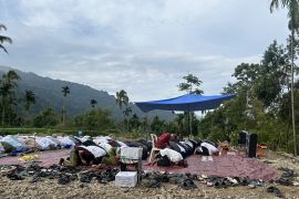 Khatib ajak warga korban bencana usir kesedihan saat momen Lebaran