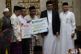 Bupati Kukar serahkan hadiah umrah usai Shalat Id